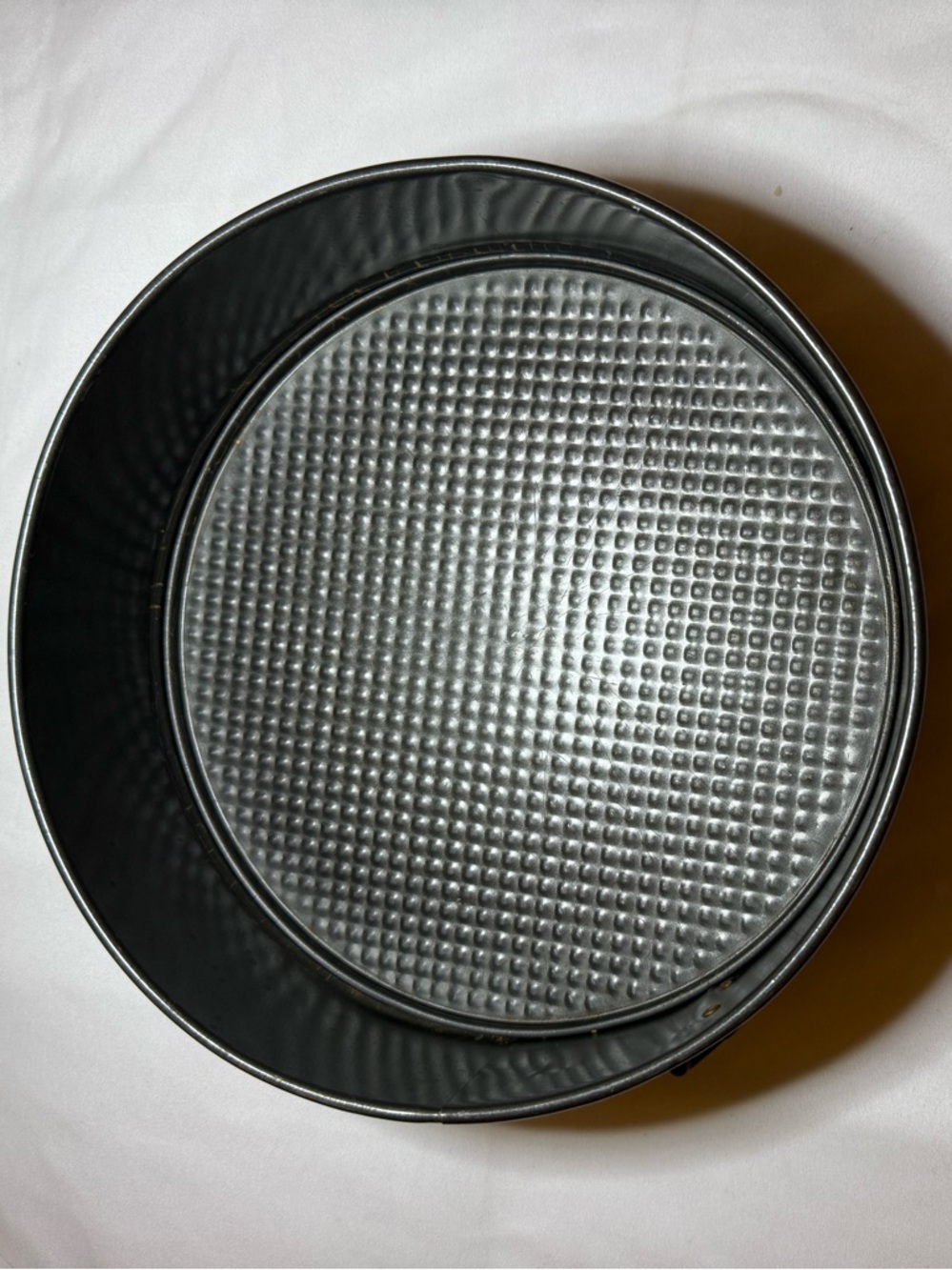 Round Springform Cake Pan in Black